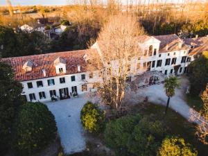 vista aerea su un grande edificio bianco con cortile di Ca' Settecento "Villa Cavazza Querini" a Pasiano di Pordenone