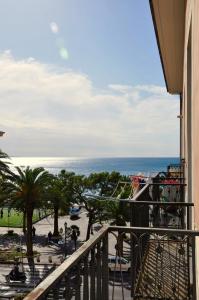 ミノーリにあるBraschi Amalfi Dreamsの海の景色を望むバルコニー