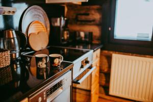 eine Küche mit einer Arbeitsplatte mit Tassen drauf in der Unterkunft Ylämaja - with a stunning view in Ruka