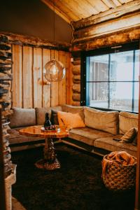 ein Wohnzimmer mit einem Sofa und einem Tisch in der Unterkunft Ylämaja - with a stunning view in Ruka