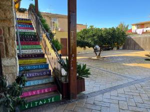 a staircase with books on the side of a building at B&B Templi e Arte in Villaggio Mosè