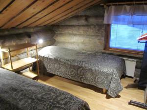 a bedroom with two beds and a window at Rukakaiku Cottages in Ruka