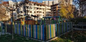 ソフィアにあるKarastoyanovi's Apartmentの都会の遊び場付き塀