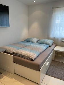 Bett in einem Zimmer mit Bettrahmen in der Unterkunft City Apartments in Bad Säckingen