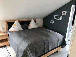 ヴィーク・アウフ・リューゲンにあるFerienhaus Traumspotのベッドルーム(グレーのベッド、枕付)