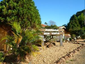 a sign for a poochka box villa at Pousada Boa Vista in Brotas