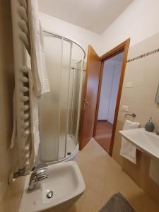 ein Bad mit einer Dusche und einem Waschbecken in der Unterkunft L'Antico Granaio in Negrar