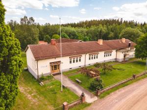 eine Luftansicht eines großen weißen Hauses in der Unterkunft Körsbärskullen in Vimmerby