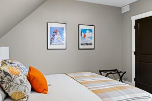 Manoir Highfield في مونكتون: غرفة نوم بسرير بثلاث صور على الحائط