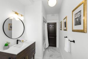 bagno con lavandino e specchio di Manoir Highfield a Moncton
