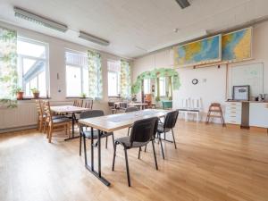 ein Klassenzimmer mit Tischen und Stühlen in einem Raum in der Unterkunft Körsbärskullen in Vimmerby