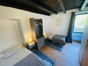 Ένα ή περισσότερα κρεβάτια σε δωμάτιο στο Maison au calme pour 5 personnes