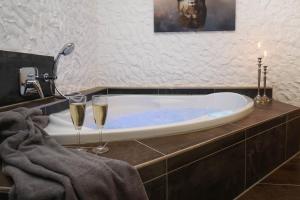 Fotografie z fotogalerie ubytování Ruhe unter Reet-Haus mit Sauna, Whirlpool und Kamin v destinaci Gnarrenburg