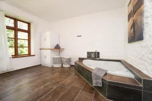 Fotografie z fotogalerie ubytování Ruhe unter Reet-Haus mit Sauna, Whirlpool und Kamin v destinaci Gnarrenburg + 37 fotografií