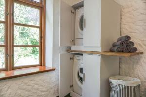 Kuchyň nebo kuchyňský kout v ubytování Ruhe unter Reet-Haus mit Sauna, Whirlpool und Kamin