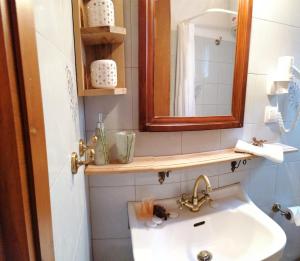 a bathroom with a sink and a mirror at Ξενώνας Το Πατρικό in Synikia Mesi Trikalon +31 photos