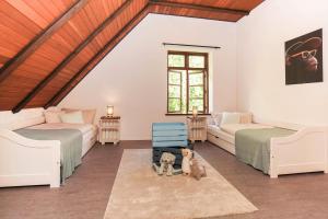 Posezení v ubytování Ruhe unter Reet-Haus mit Sauna, Whirlpool und Kamin