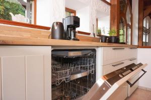 Kuchyň nebo kuchyňský kout v ubytování Ruhe unter Reet-Haus mit Sauna, Whirlpool und Kamin
