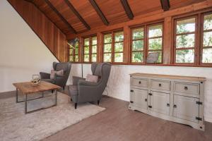 Posezení v ubytování Ruhe unter Reet-Haus mit Sauna, Whirlpool und Kamin