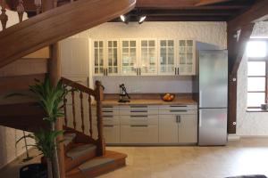 Kuchyň nebo kuchyňský kout v ubytování Ruhe unter Reet-Haus mit Sauna, Whirlpool und Kamin