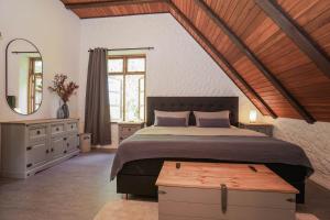 Postel nebo postele na pokoji v ubytování Ruhe unter Reet-Haus mit Sauna, Whirlpool und Kamin