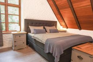 Postel nebo postele na pokoji v ubytování Ruhe unter Reet-Haus mit Sauna, Whirlpool und Kamin