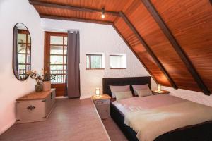 Postel nebo postele na pokoji v ubytování Ruhe unter Reet-Haus mit Sauna, Whirlpool und Kamin