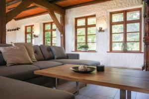 Posezení v ubytování Ruhe unter Reet-Haus mit Sauna, Whirlpool und Kamin