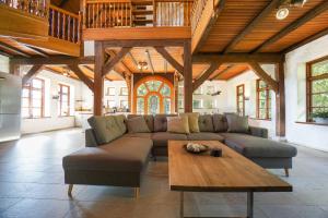 Posezení v ubytování Ruhe unter Reet-Haus mit Sauna, Whirlpool und Kamin