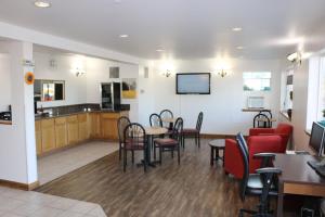 a dining room with tables and chairs and a kitchen at Rice Hill Inn in Oakland