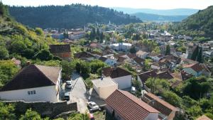 uma vista aérea de uma pequena aldeia com casas em Janina Hiša em Stolac
