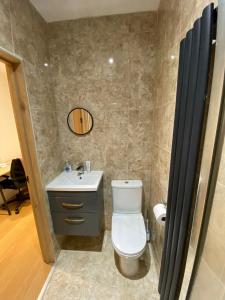 Double Bedroom with en-suite shower & free parking