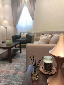 リヤドにあるF residence, Beauty & Luxuryのリビングルーム(ソファ、ランプ付きテーブル付)