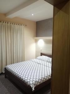 1 dormitorio con 1 cama en una habitación con cortinas en Motel Calypso Travnik en Travnik