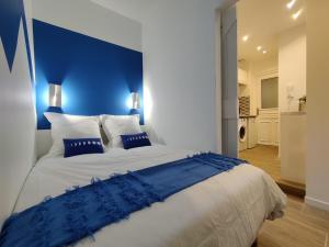 A bed or beds in a room at La Porte Bleue