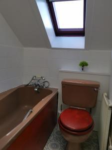 Et badeværelse på Welcome to St Helena Dunoon, a traditional villa