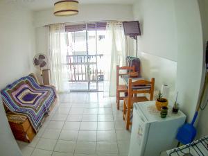 un soggiorno con divano e frigorifero di Ferbus monoambiente a Mar del Plata