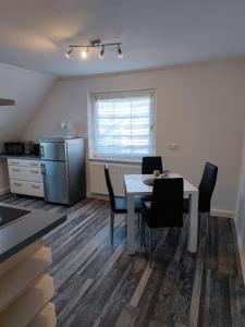 a kitchen and dining room with a table and chairs at FeWo Ammerbuch in Ammerbuch