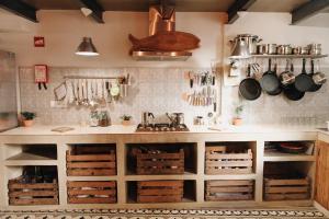 
A kitchen or kitchenette at Casa da Madalena Backpackers Hostel
