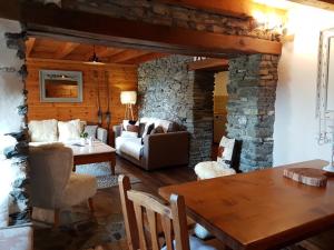 sala de estar con pared de piedra en Chalet d'Heïdi, en Bourg-Saint-Maurice