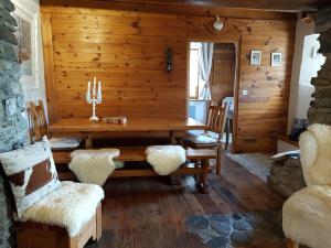 ein Esszimmer mit einem Holztisch und Stühlen in der Unterkunft Chalet d'Heïdi in Bourg-Saint-Maurice