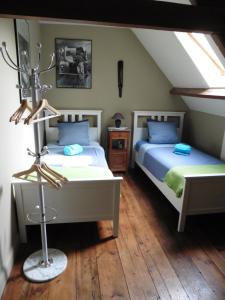 two beds in a room with a attic at hoeve onder de eik in Jabbeke