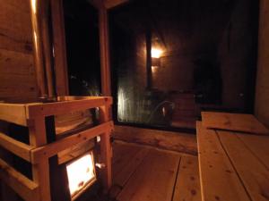 una camera con piano cottura e finestra in una cabina di Natur Appartments Riesen a San Lorenzo di Sebato