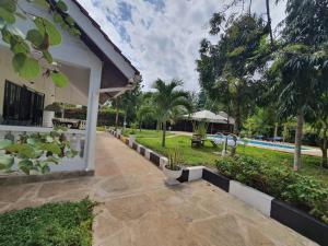 Casa con patio y piscina en The Swimming Ostrich en Ukunda