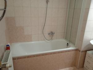 Koupelna v ubytování Family apartment-családias hangulat + 13 fotografií