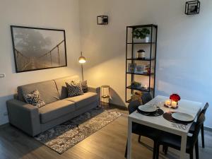 sala de estar con sofá y mesa en il Cortiletto en Turín