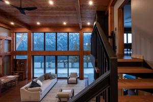 Posezení v ubytování Luxe Modern Timberframe - Iconic Panorama Views with AC