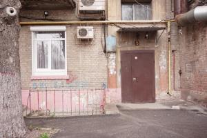 ein Backsteingebäude mit einer Tür und einem Fenster in der Unterkunft Doba In Ua Yavornytskoho119 Apartments in Dnipro