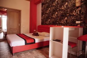 ein Schlafzimmer mit einem Bett und einer roten Wand in der Unterkunft Doba In Ua Yavornytskoho119 Apartments in Dnipro
