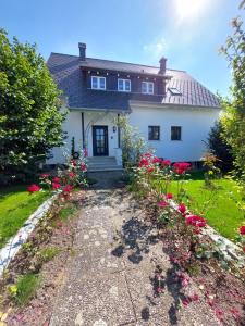 uma casa branca com flores no quintal em Ferienwohnung im Westallgäu em Bad Wurzach